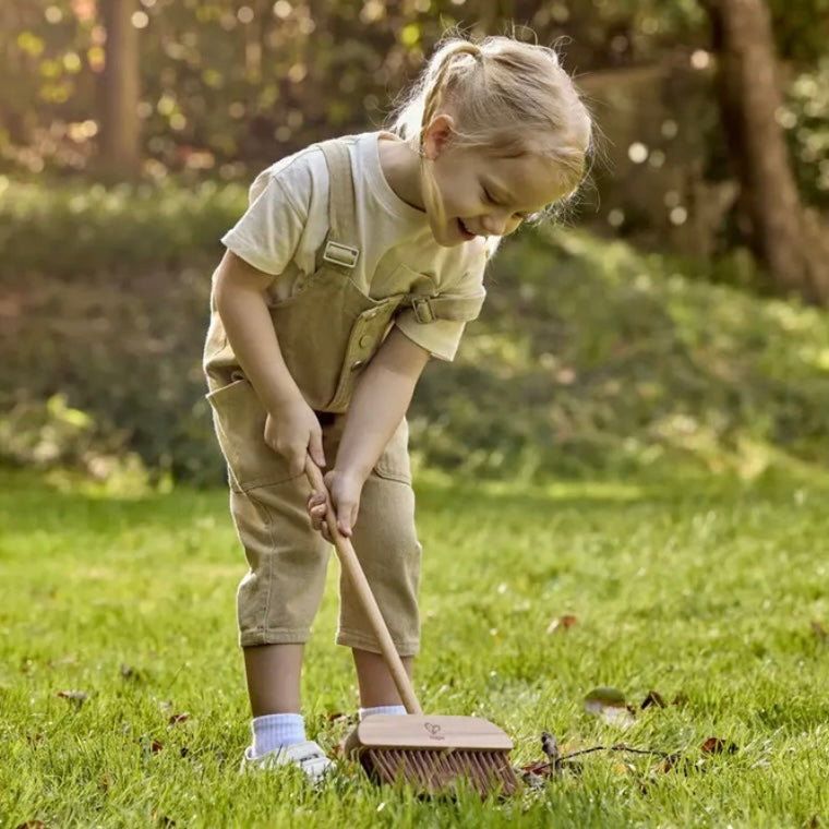 Hape: Yard Broom