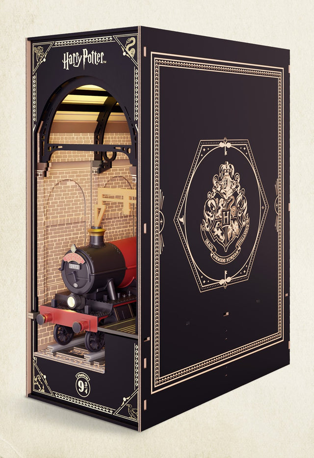 Harry Potter: Official Hogwarts Express Book Nook (With Lights!)