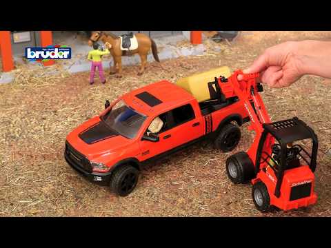 Bruder: RAM Power Wagon with Horse Float